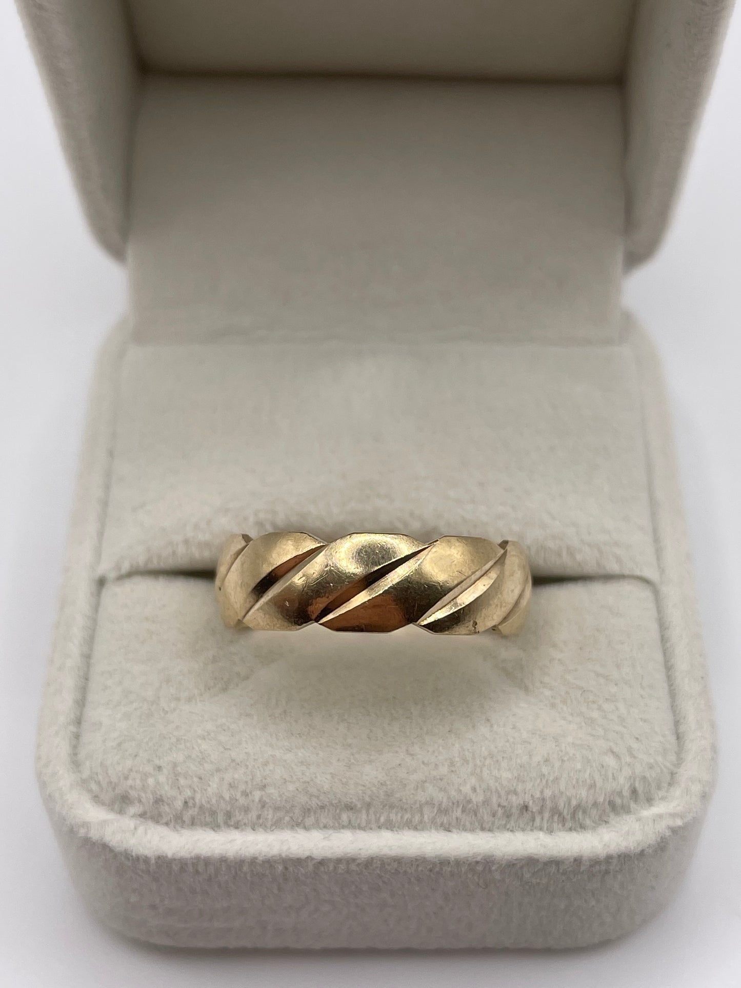 Heavy 9ct gold patterned band