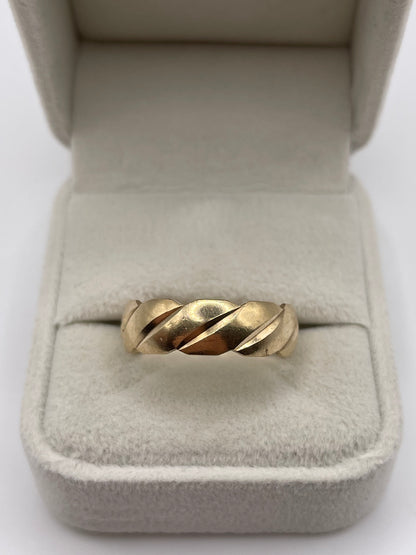 Heavy 9ct gold patterned band