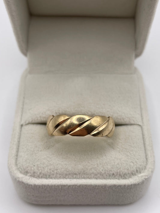 Heavy 9ct gold patterned band