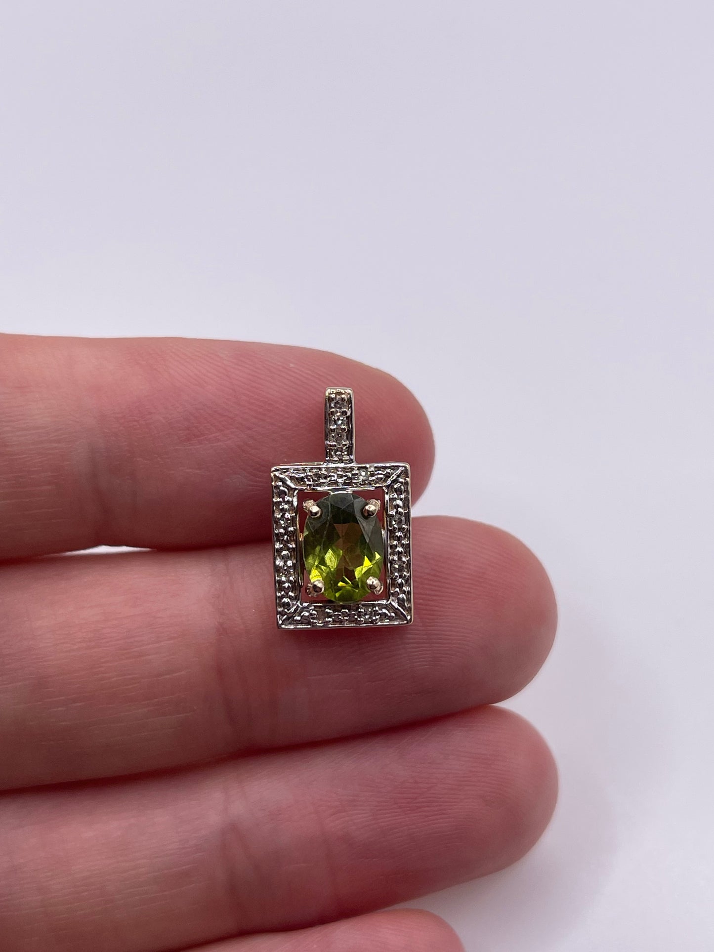 9ct gold peridot and diamond pendant