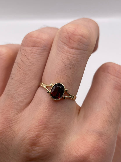 9ct gold garnet ring