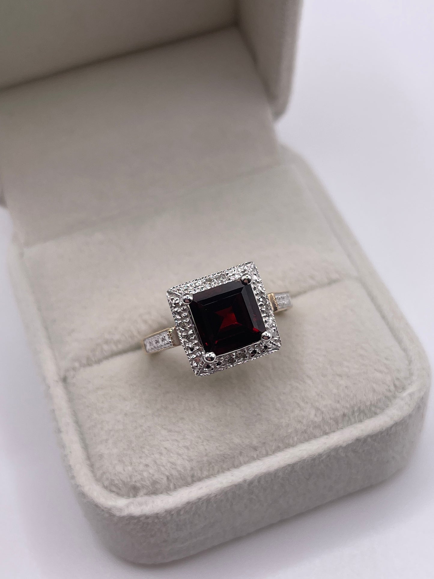 9ct gold garnet and diamond ring