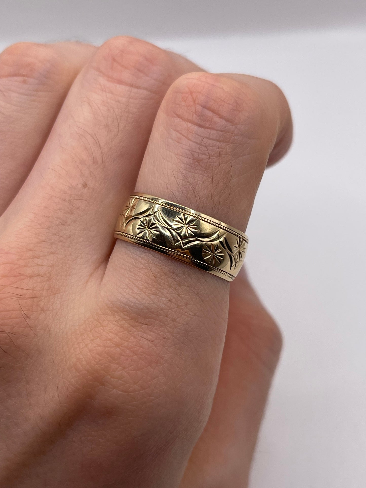 9ct gold patterned band