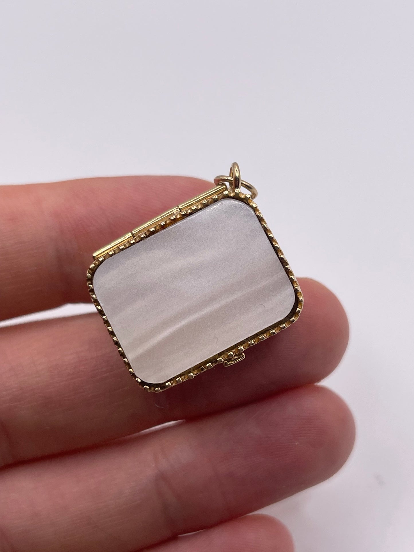 9ct gold mother of pearl box pendant
