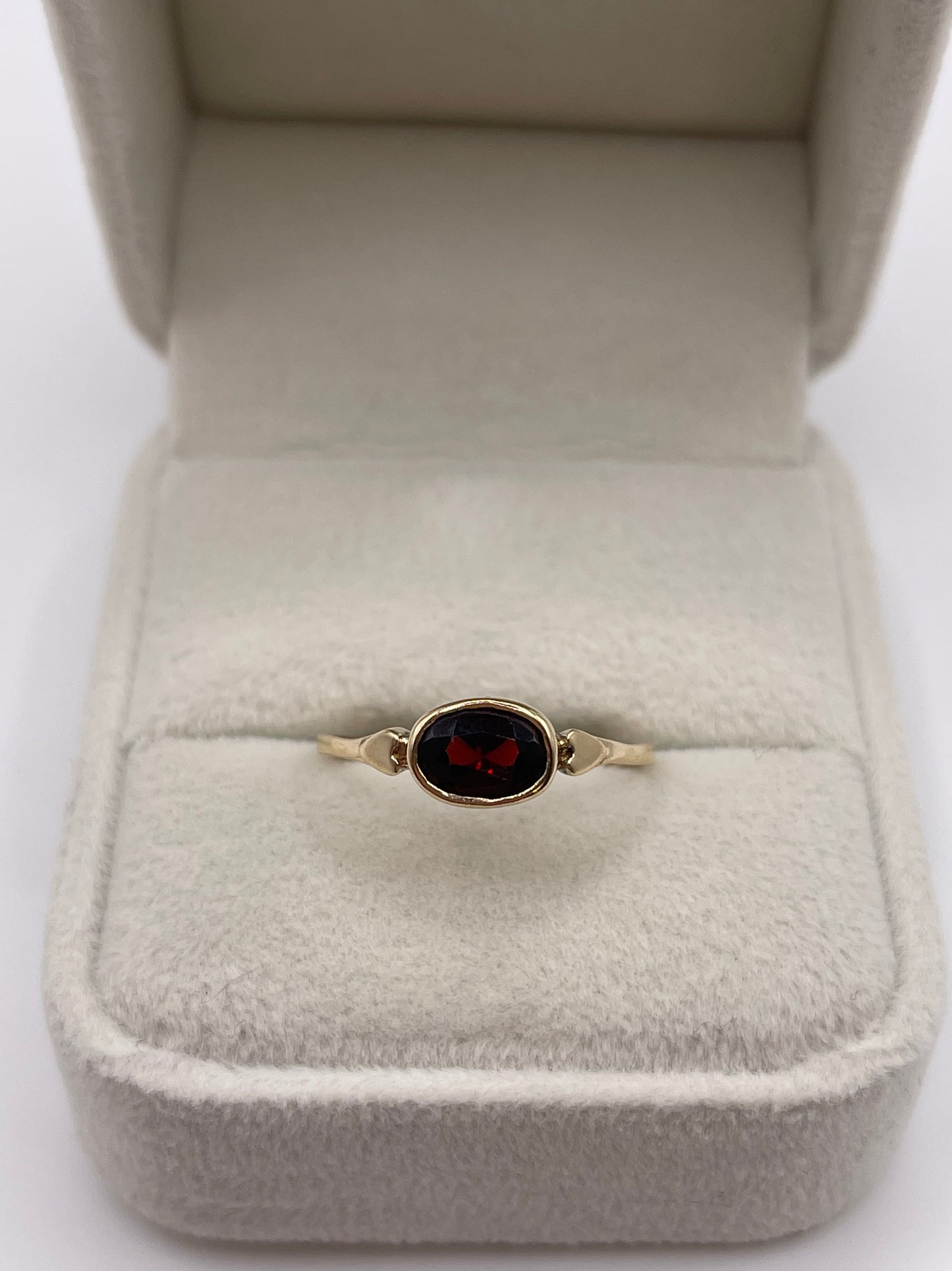 9ct gold garnet ring