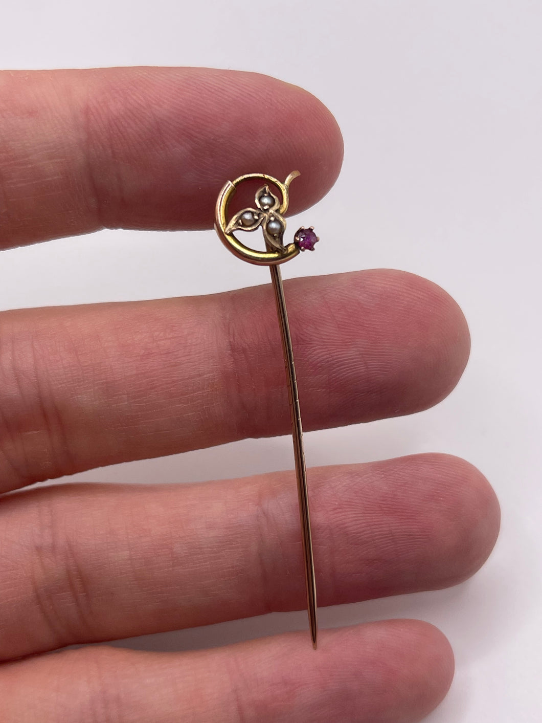 15ct gold ruby and pearl stick pin