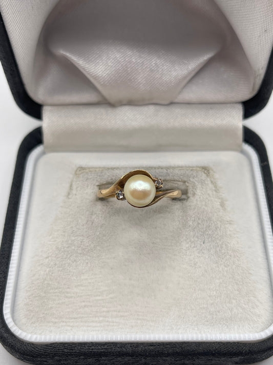 9ct gold pearl and diamond ring