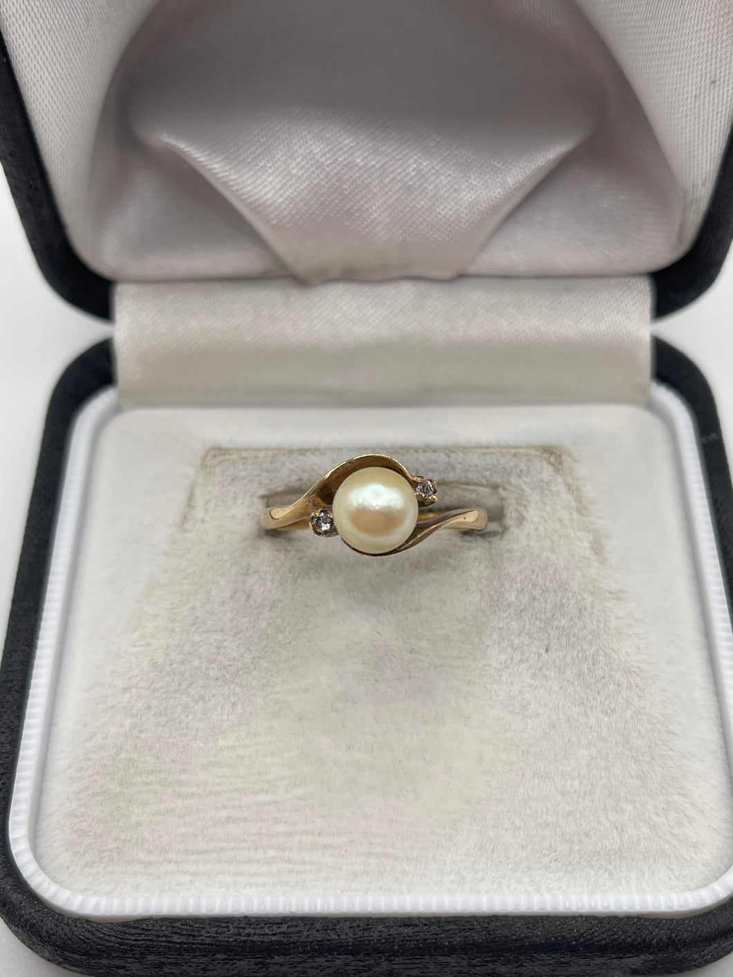 9ct gold pearl and diamond ring