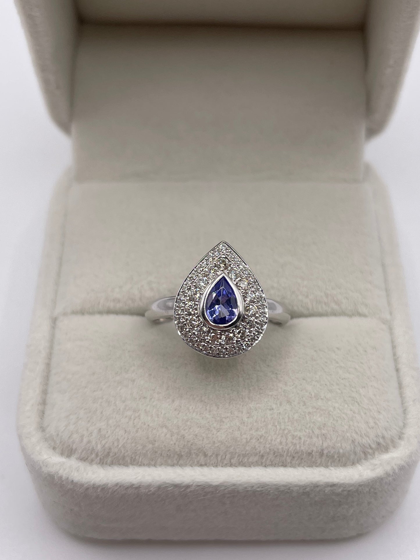 18ct white gold tanzanite and diamond ring