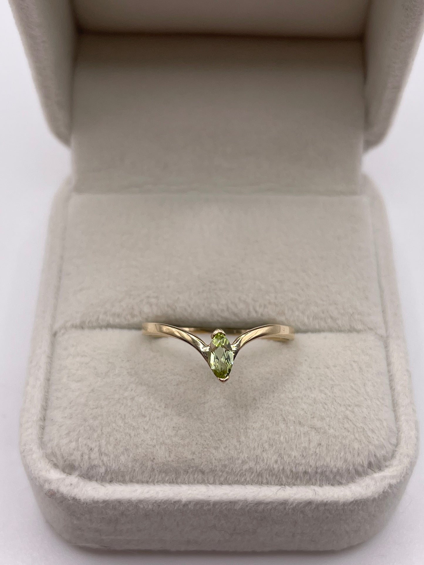 9ct gold peridot wishbone ring