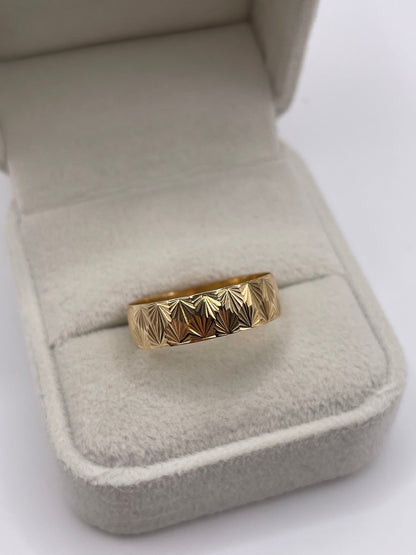 9ct gold patterned band