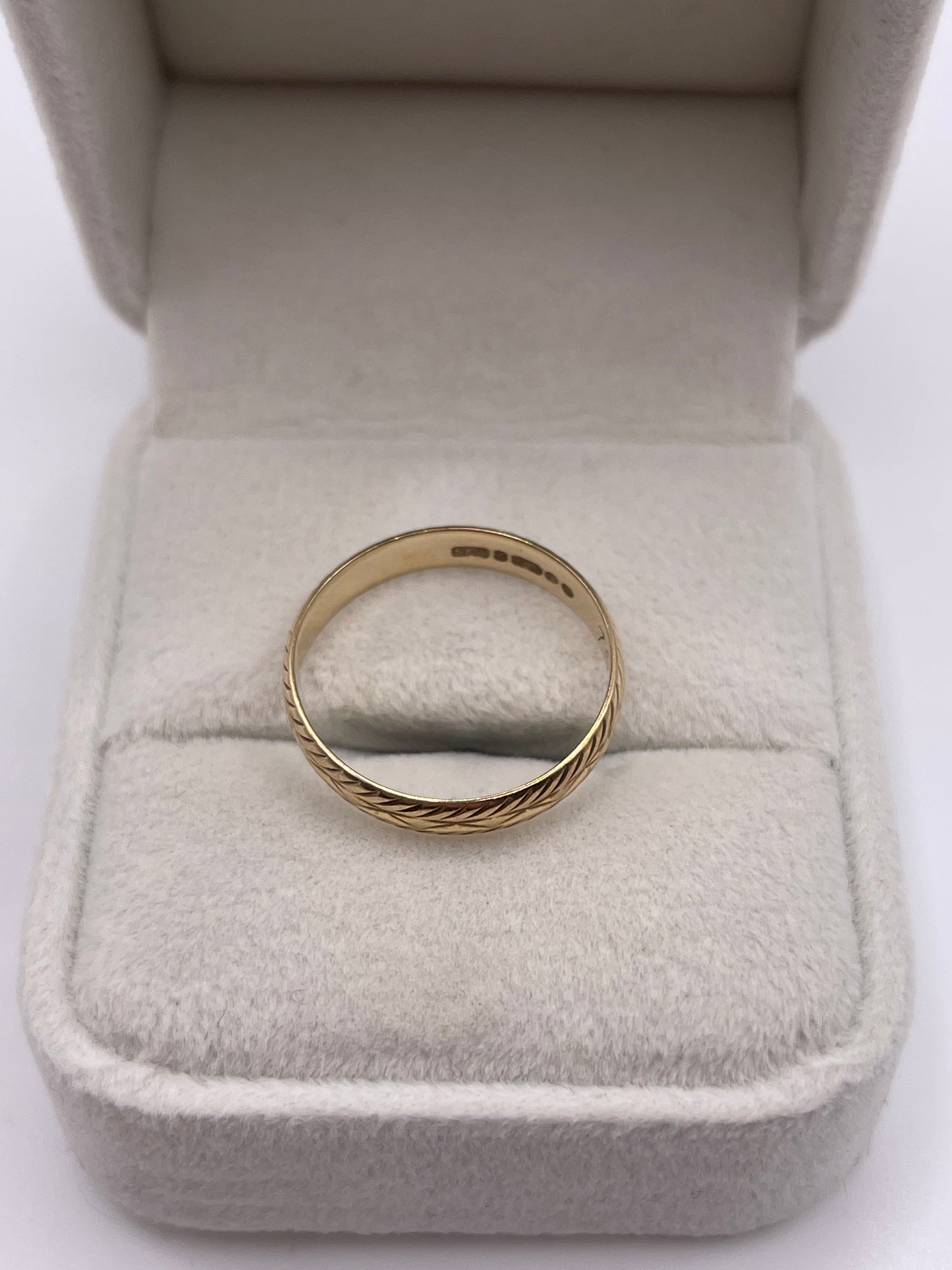 9ct gold patterned ring