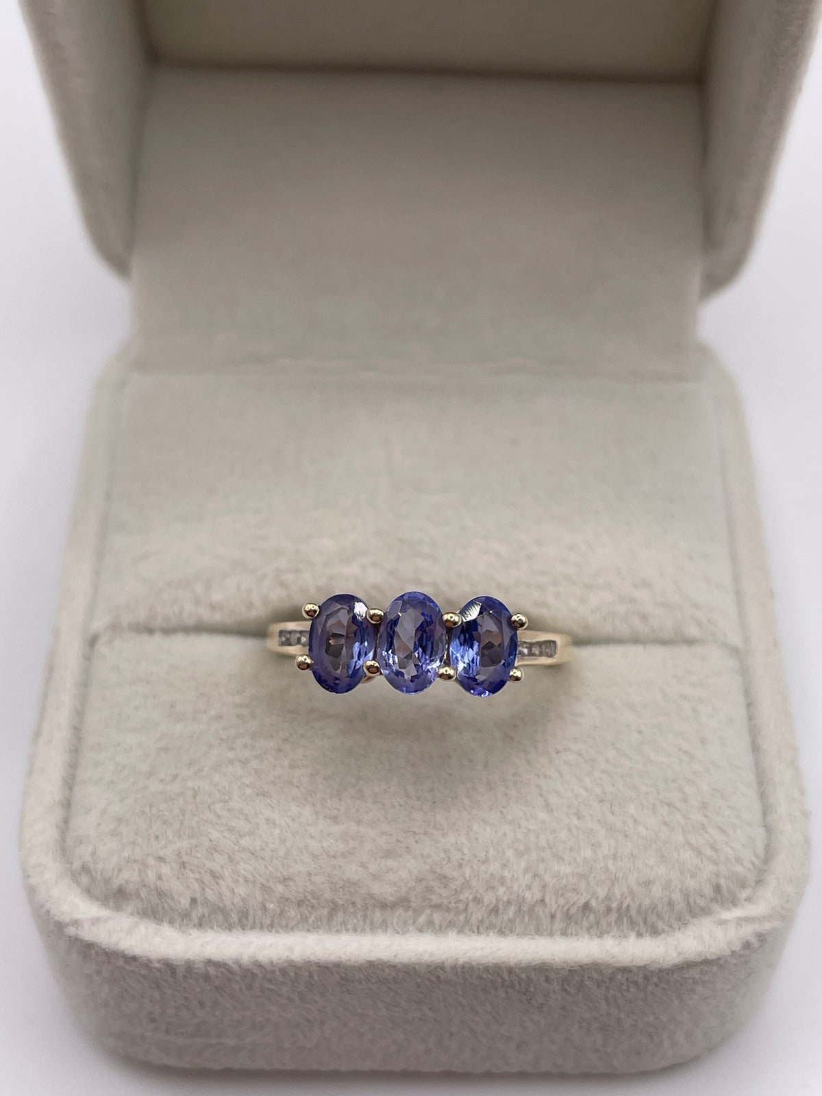 9ct gold tanzanite and diamond ring