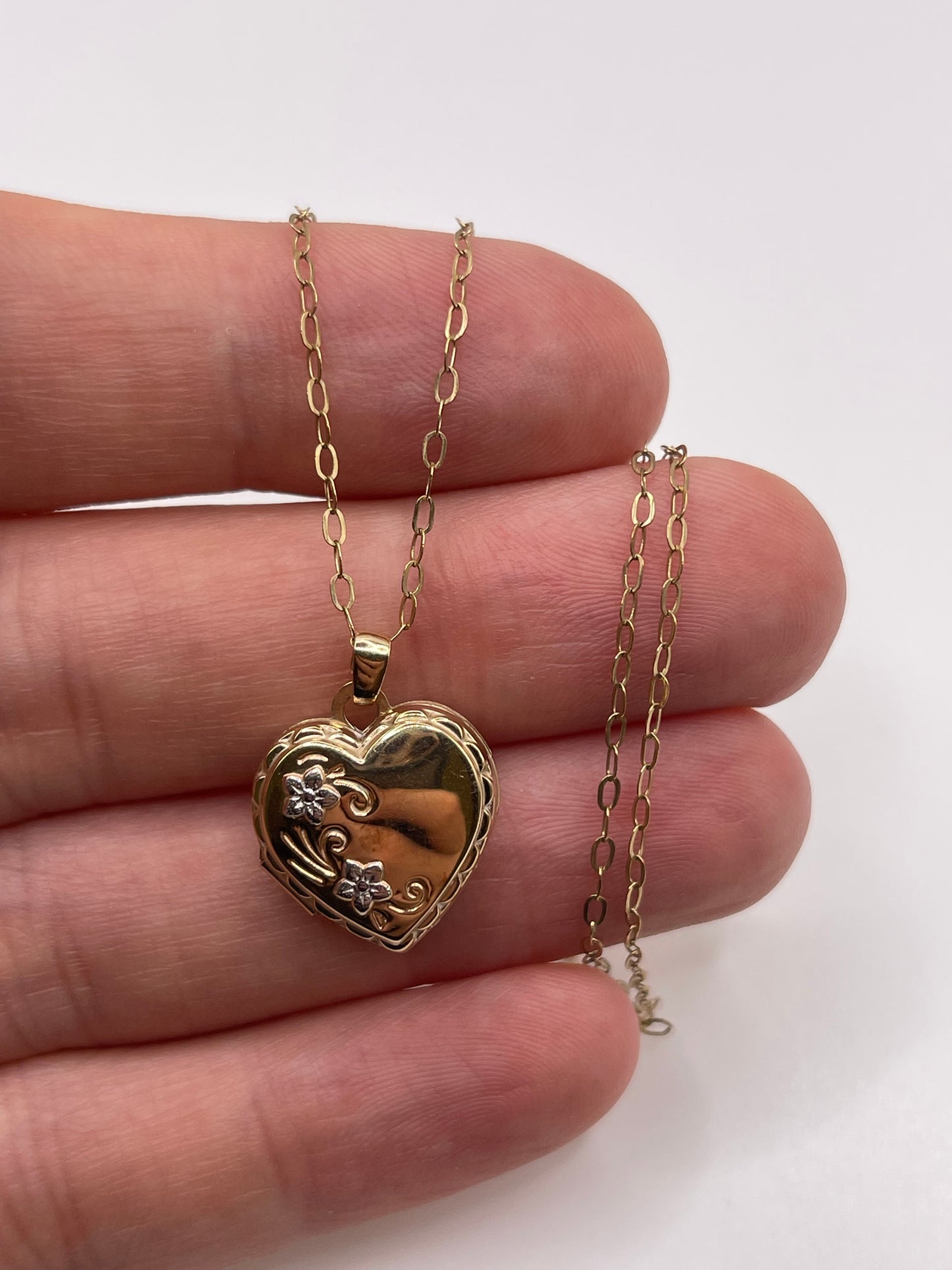 9ct gold locket necklace