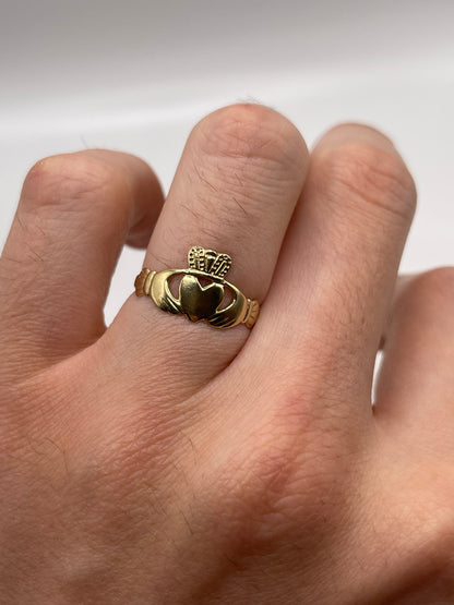 9ct gold claddagh ring