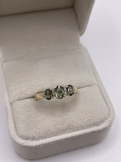 9ct gold green sapphire and diamond ring