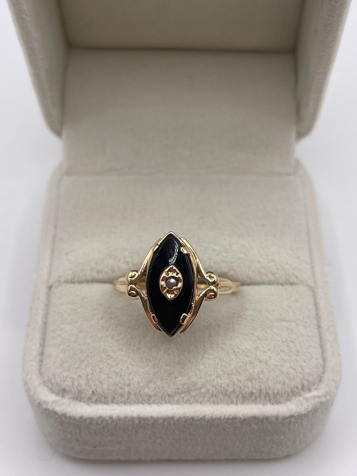 9ct gold onyx and pearl ring