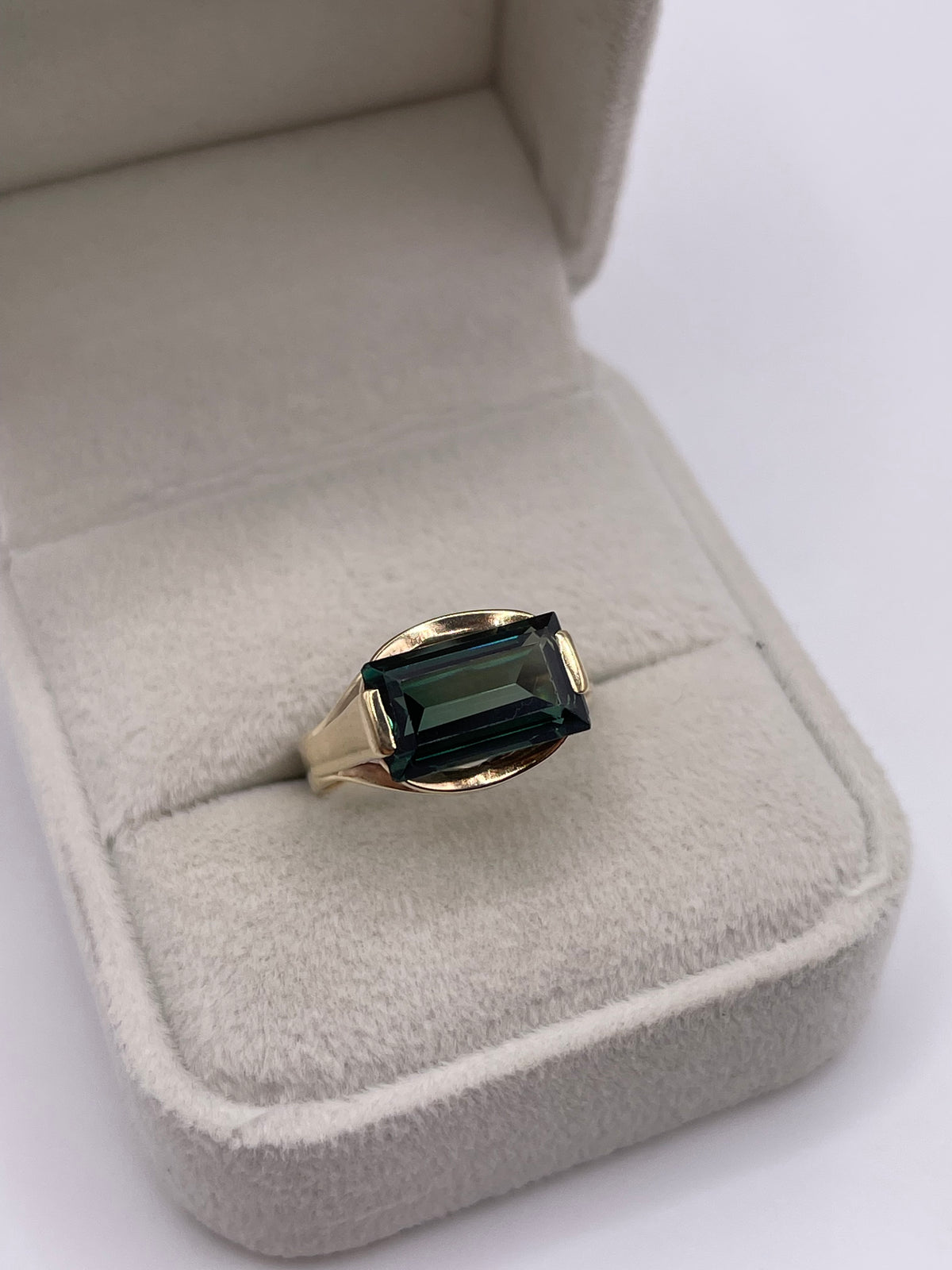 8ct gold synthetic spinel ring