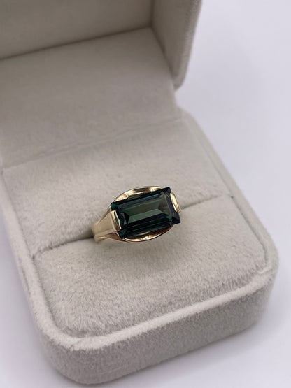8ct gold synthetic spinel ring
