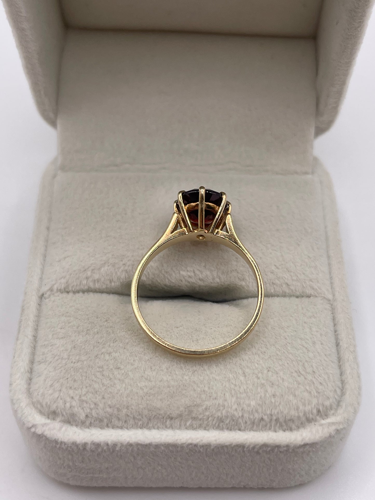 9ct gold garnet ring
