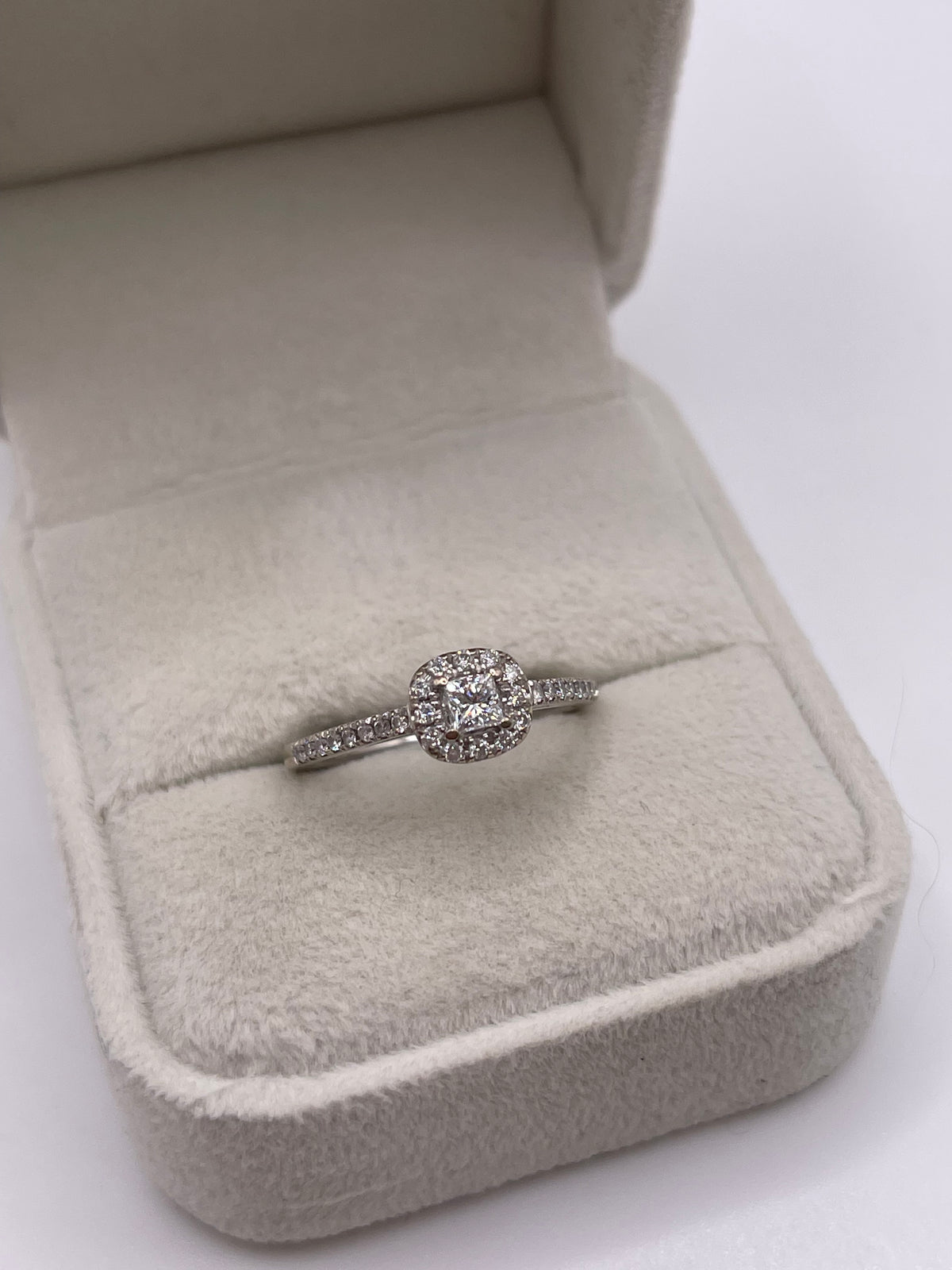 18ct white gold diamond cluster ring