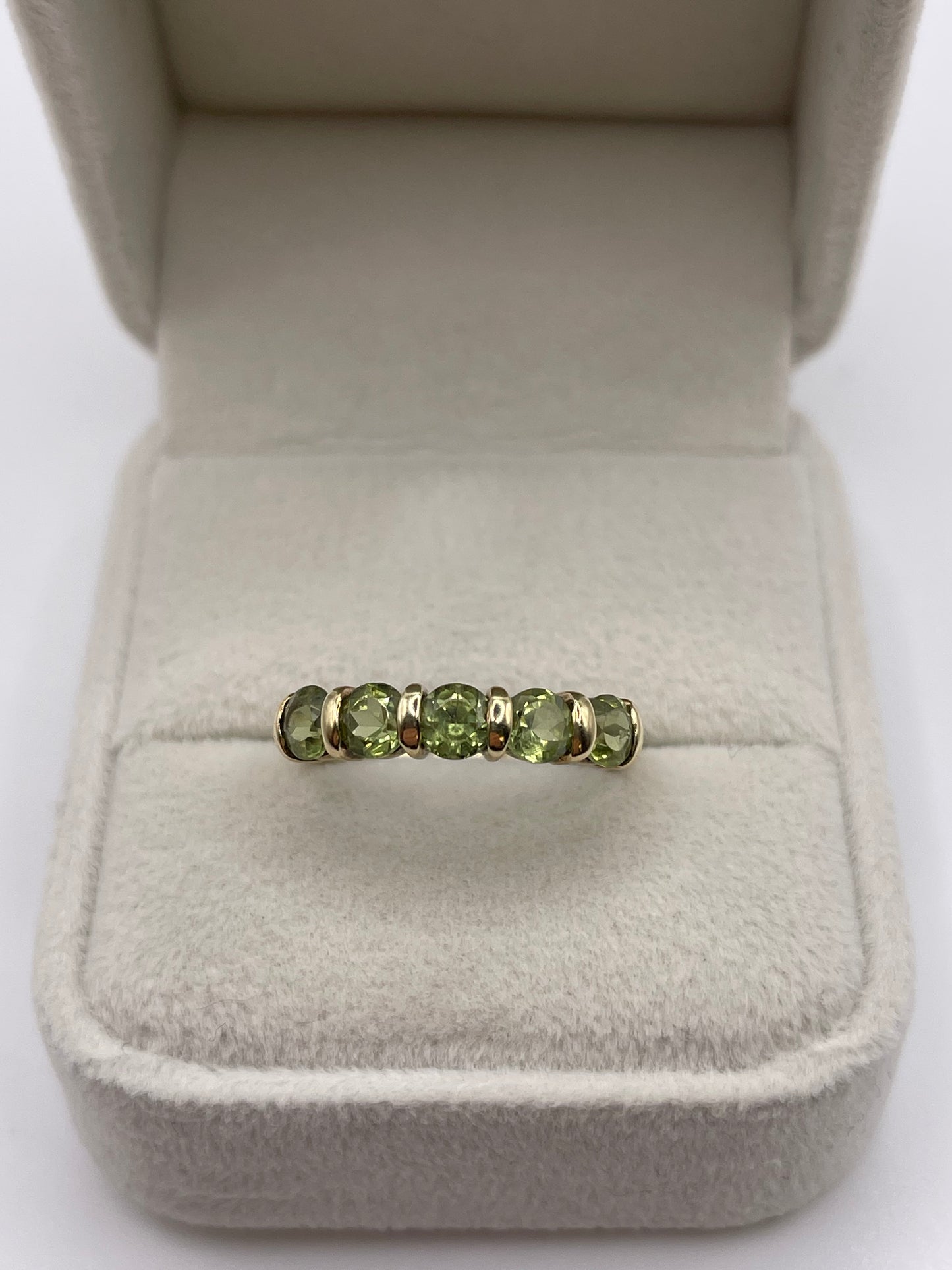 9ct gold peridot ring