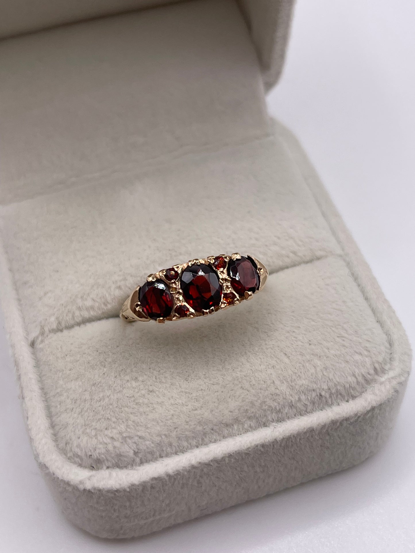 9ct gold garnet ring