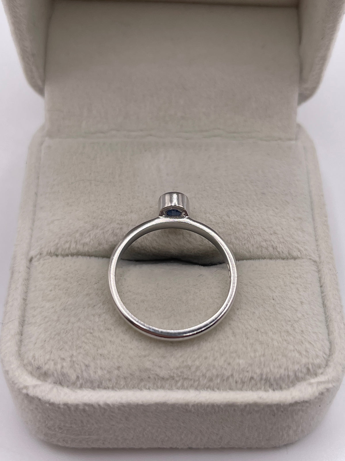 18ct white gold sapphire ring
