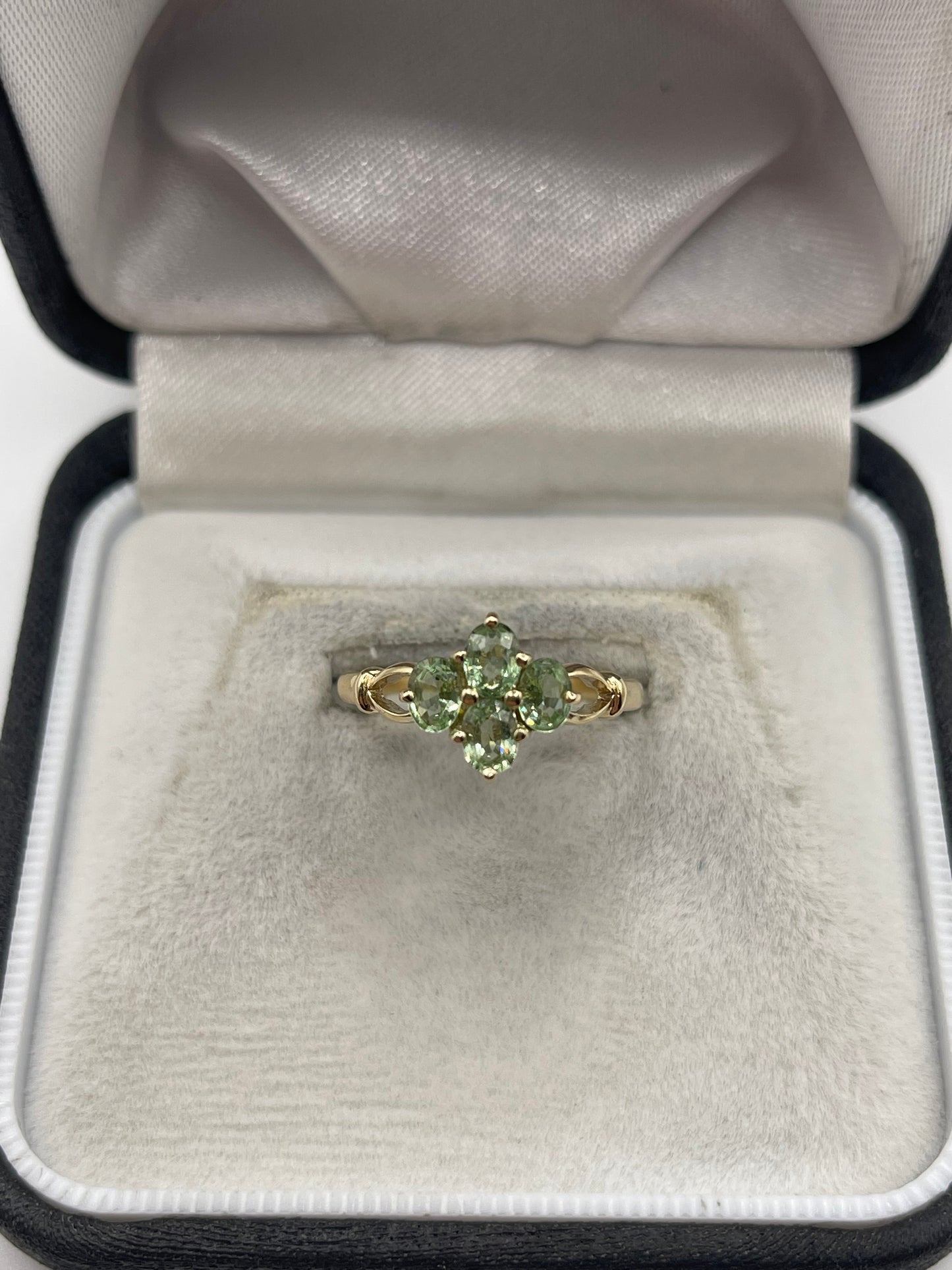 9ct gold green sapphire ring
