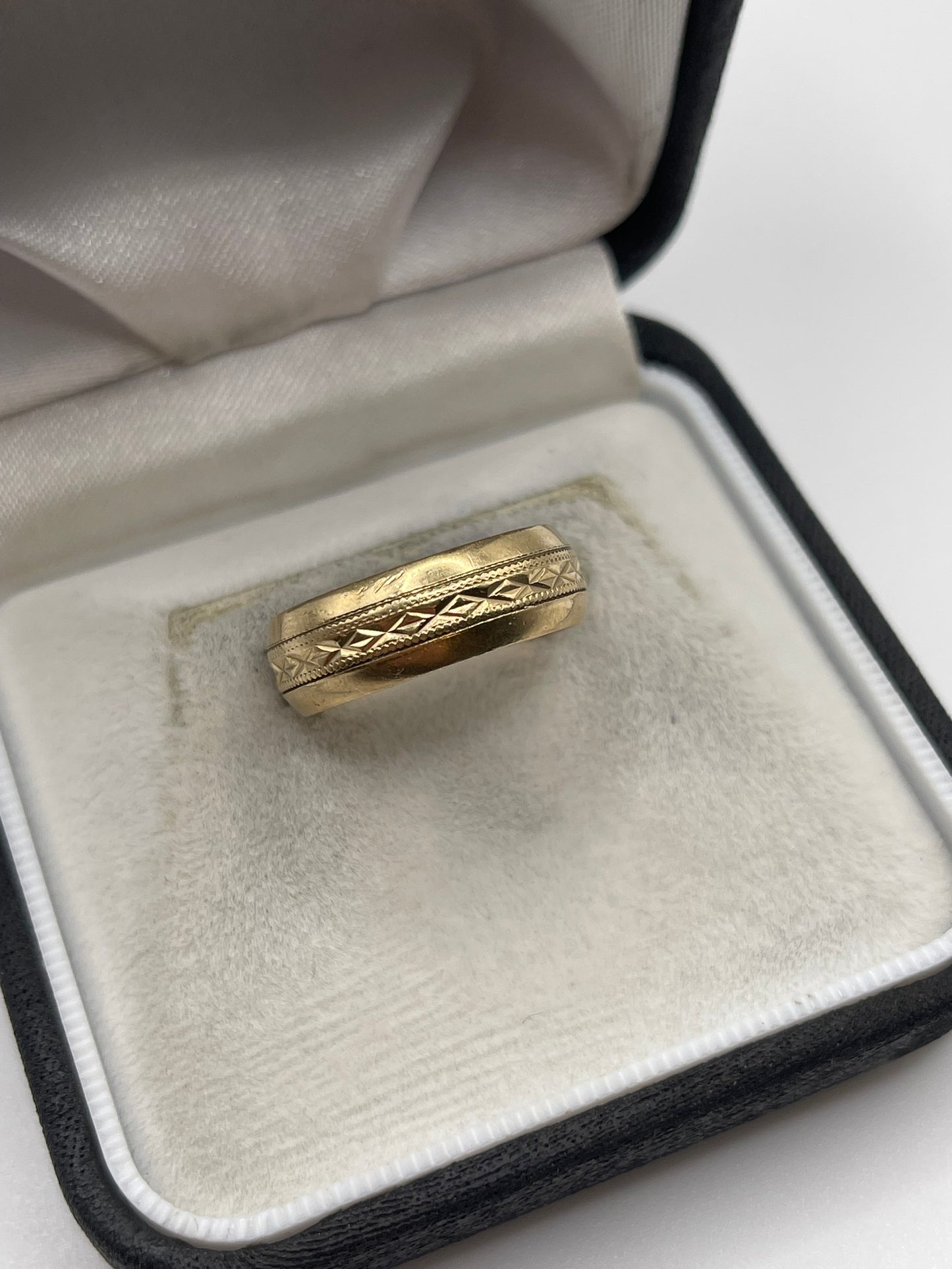 9ct gold patterned band