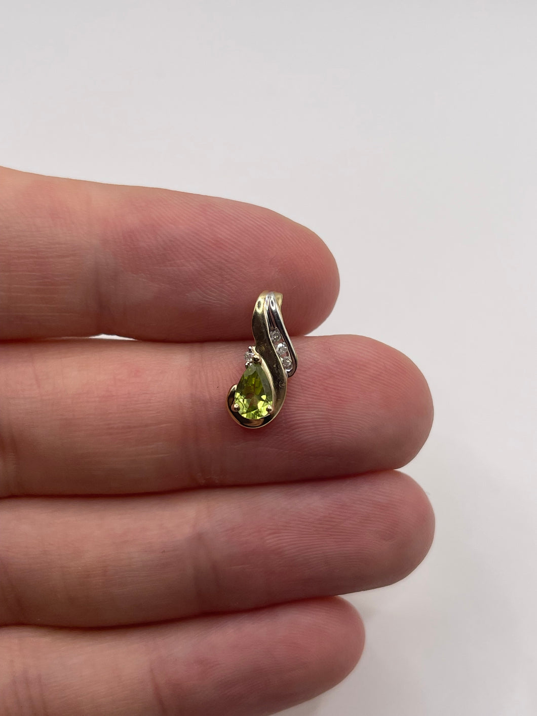 9ct gold peridot and diamond pendant