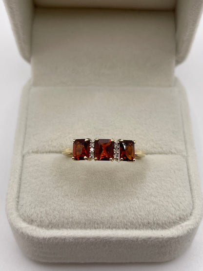 9ct gold garnet and diamond ring