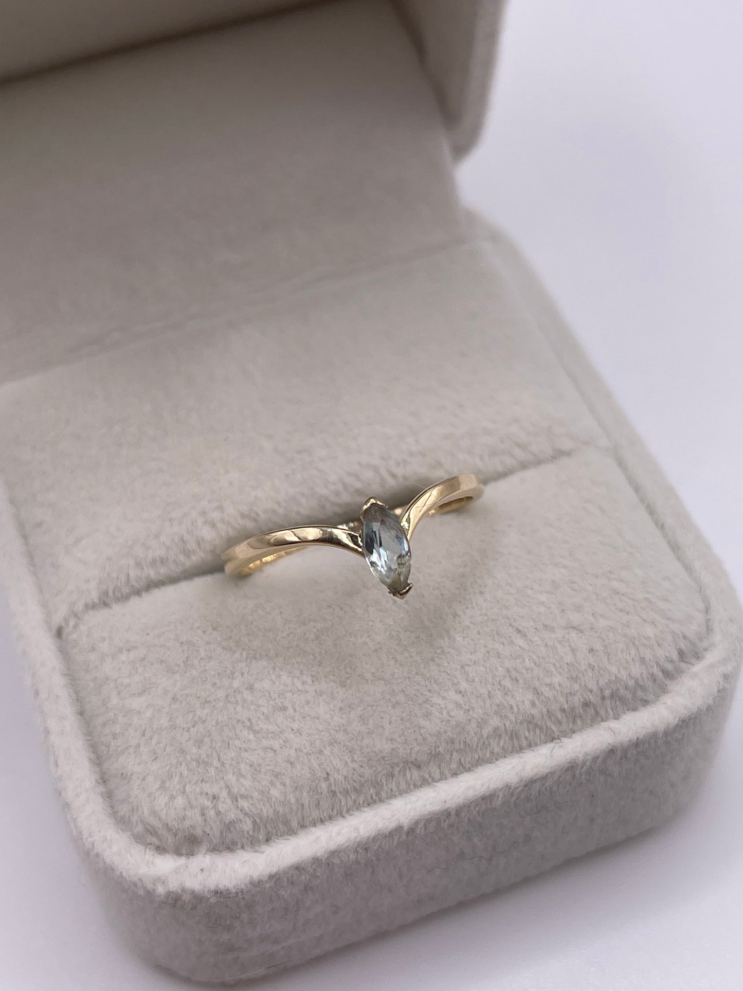 9ct gold topaz wishbone ring