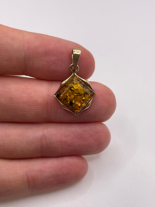 9ct gold amber pendant