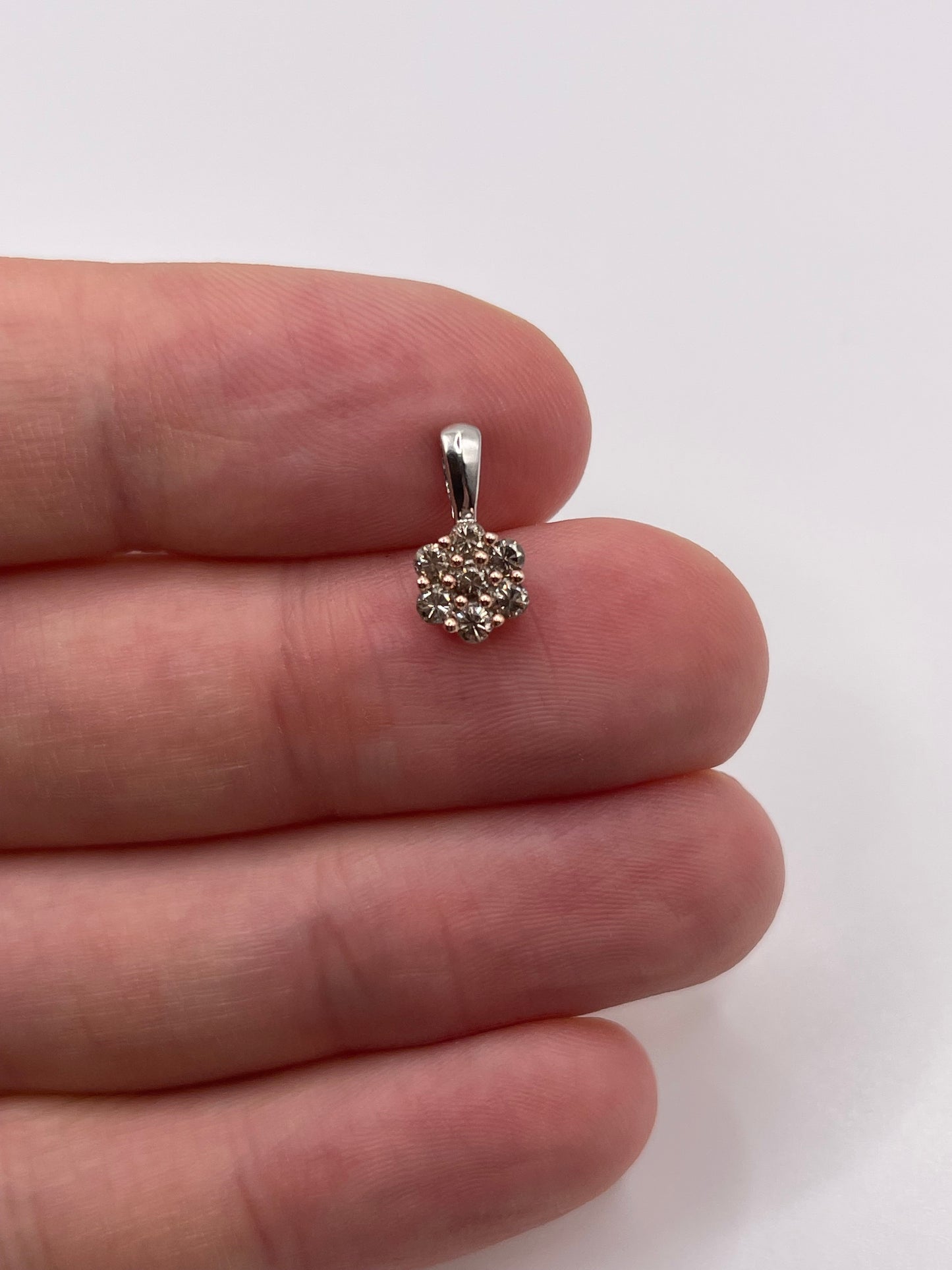 9ct white gold diamond pendant