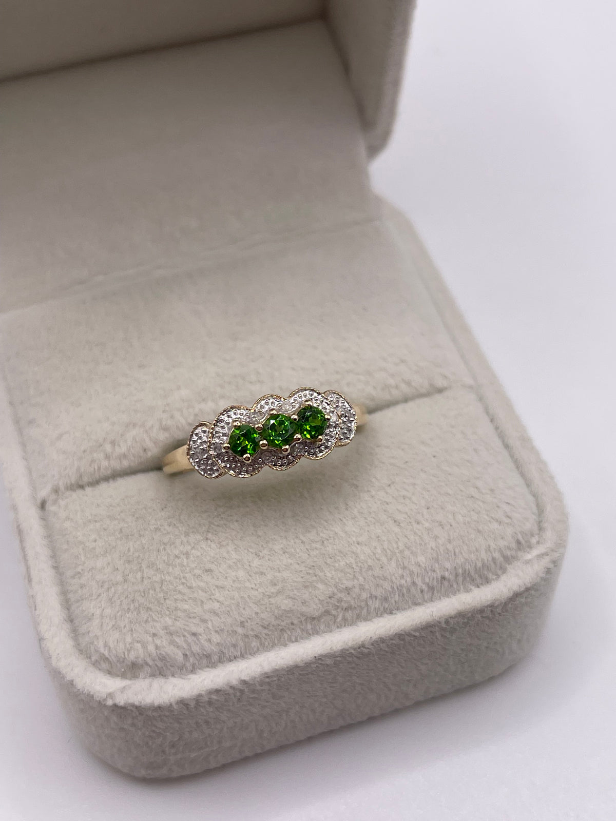 9ct gold diopside and diamond ring