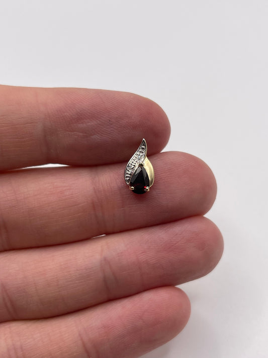 9ct gold garnet and diamond pendant