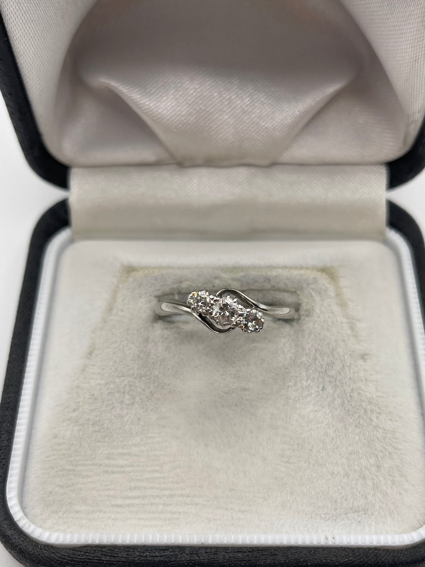 18ct white gold diamond ring