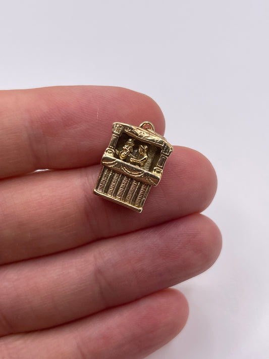 9ct gold Punch and Judy charm