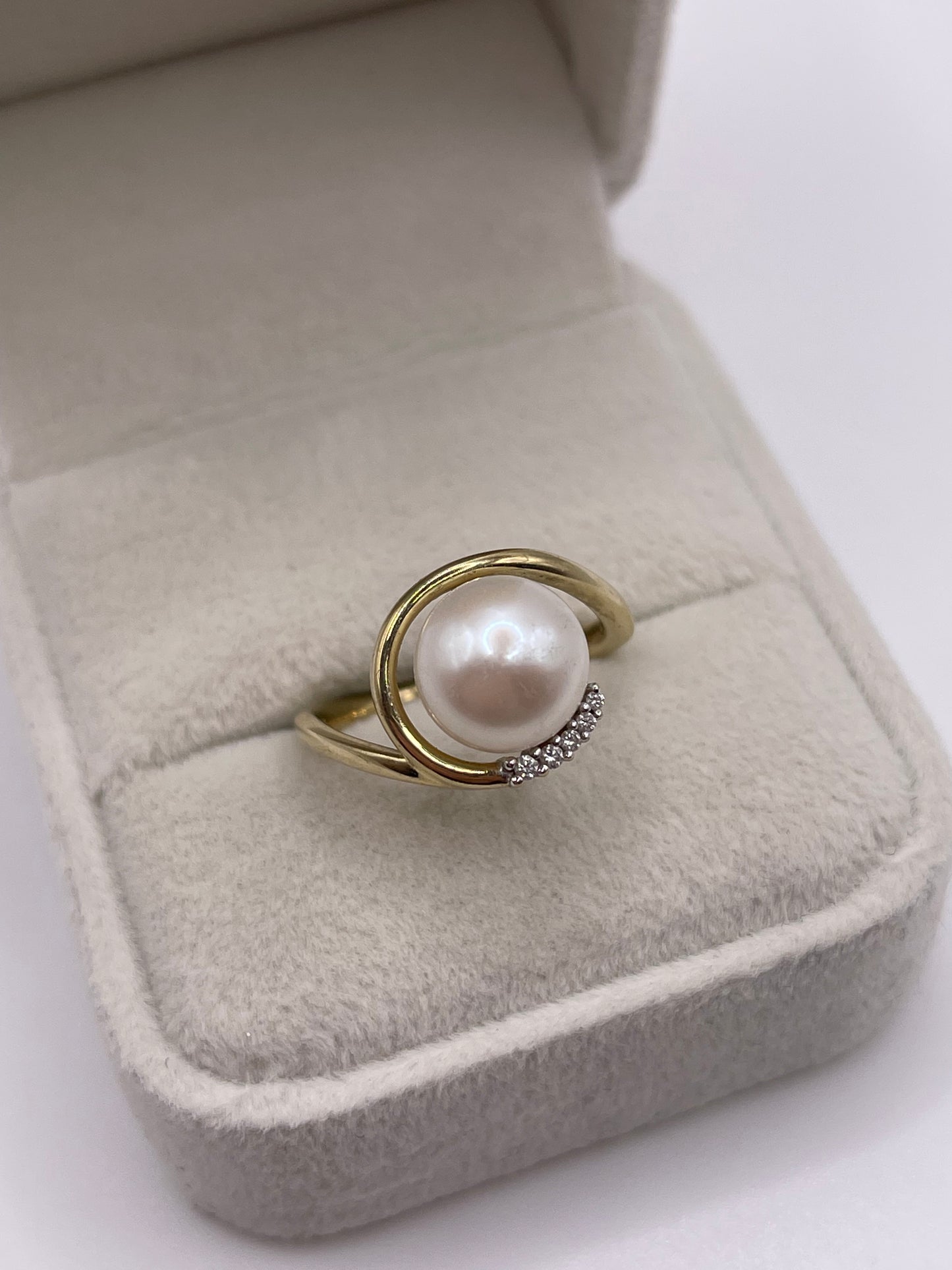9ct gold pearl and diamond ring