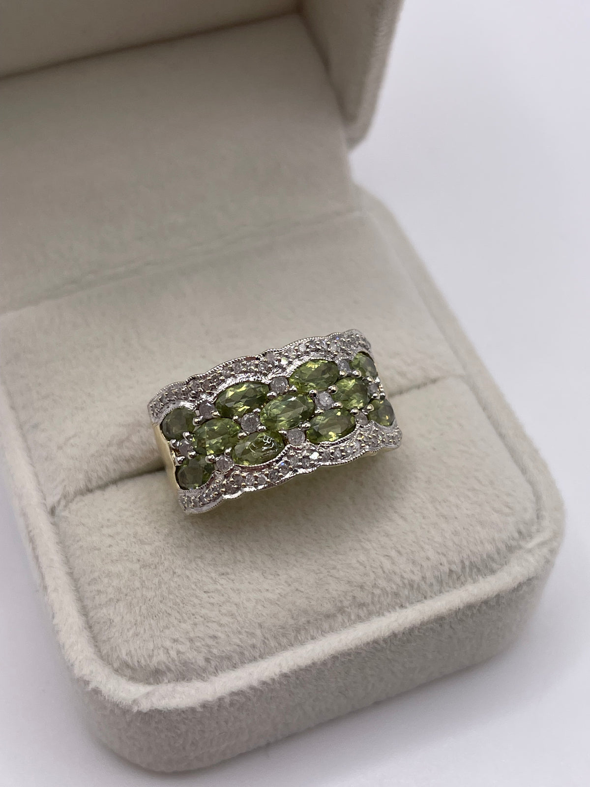 9ct gold green sapphire and diamond ring