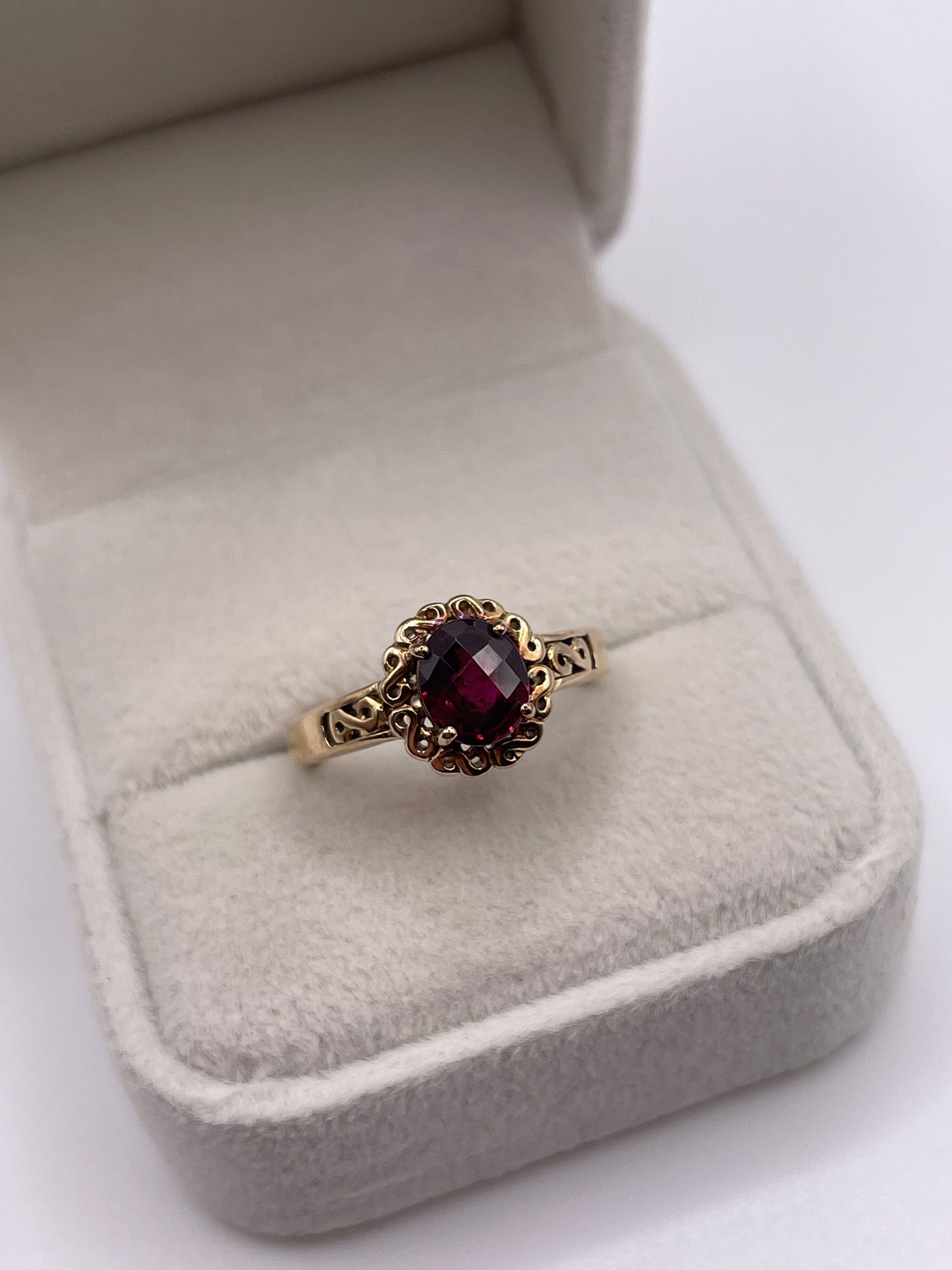 9ct gold garnet ring