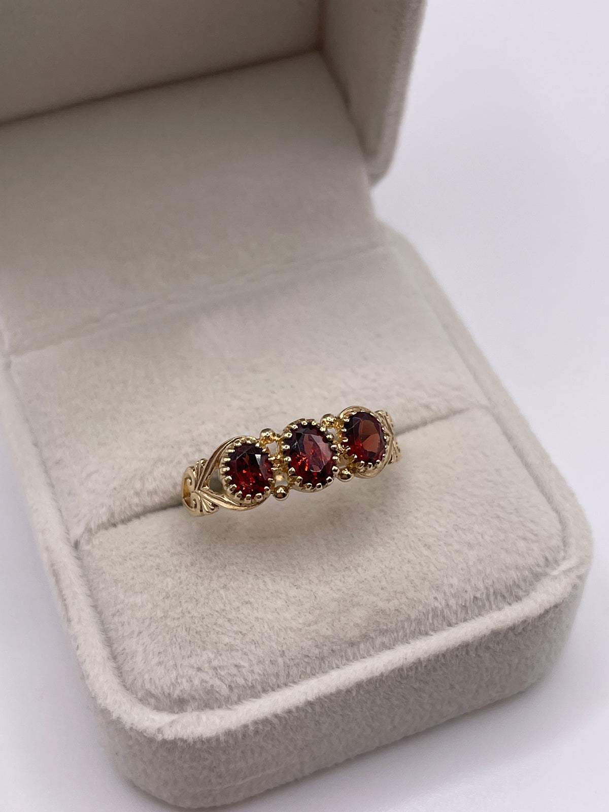 9ct gold garnet ring