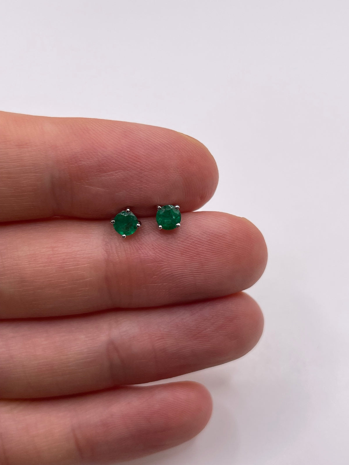 18ct white gold emerald stud earrings