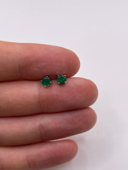 18ct white gold emerald stud earrings