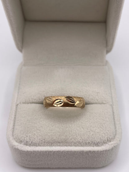 9ct gold patterned band
