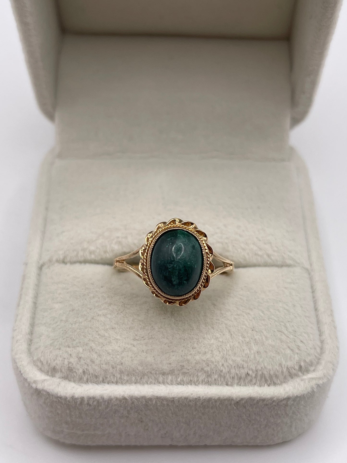 9ct gold malachite ring