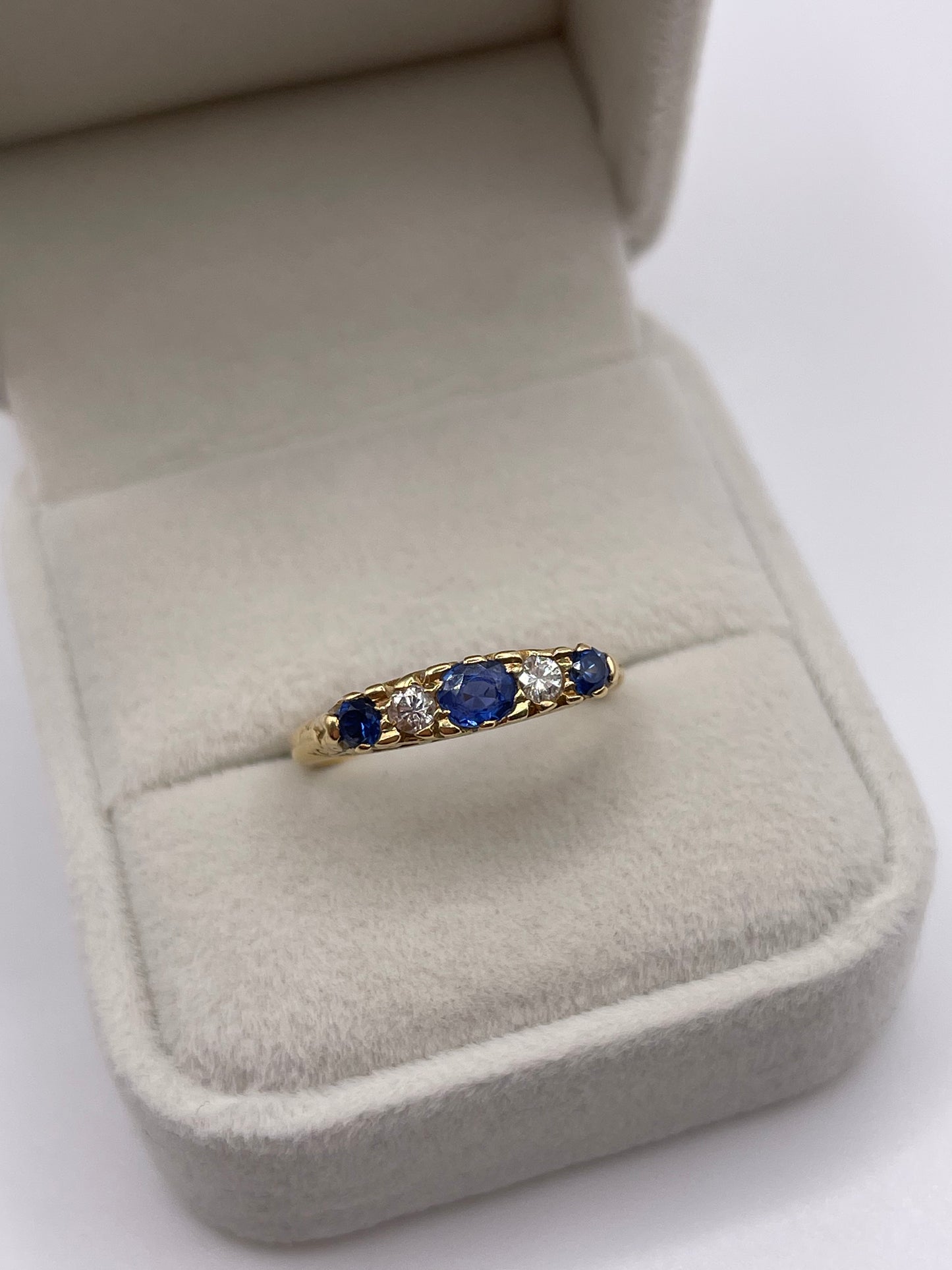 18ct gold sapphire and diamond ring
