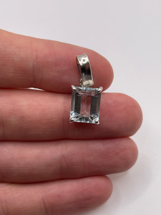 9ct white gold aquamarine pendant