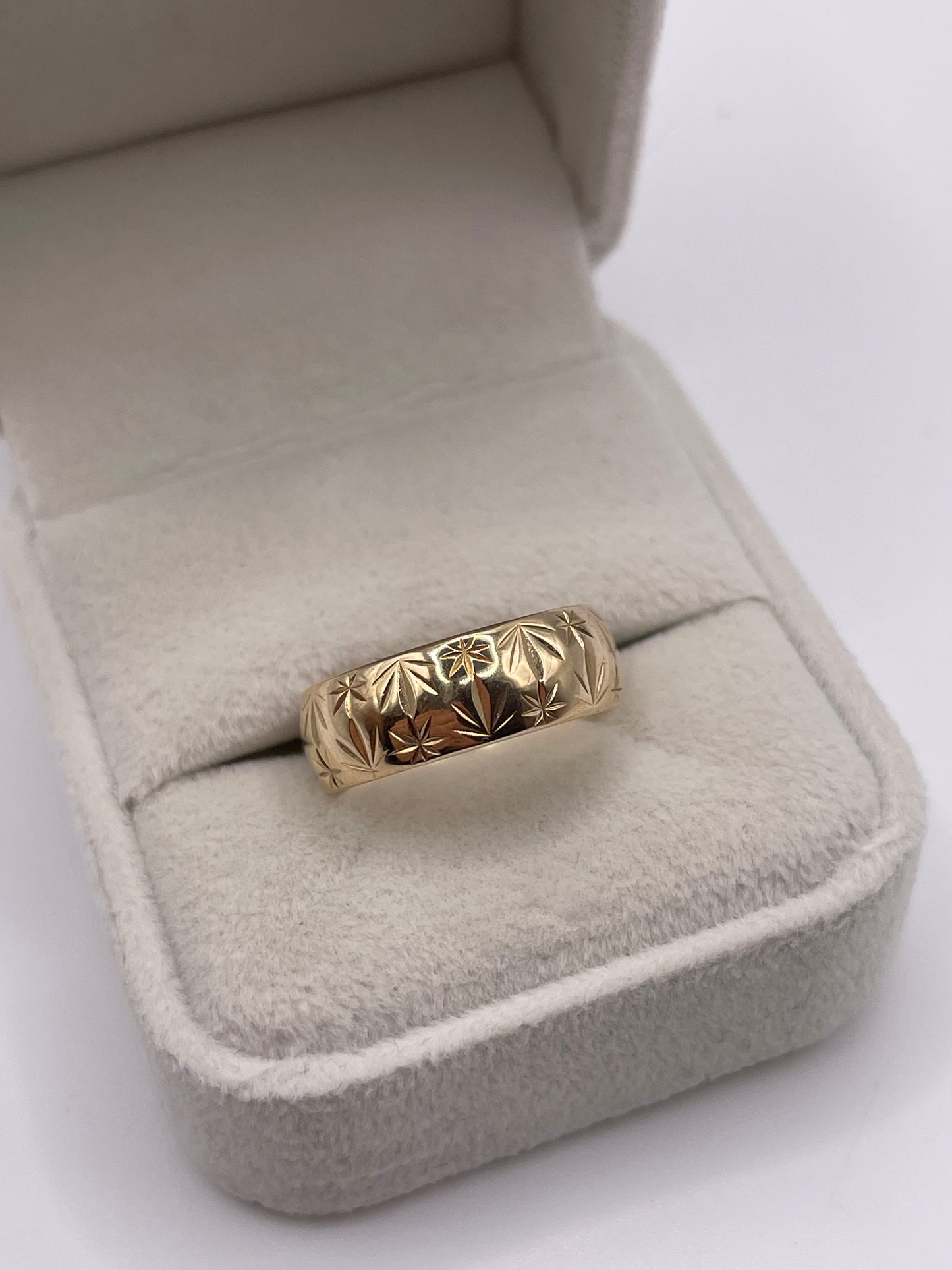 9ct gold patterned band